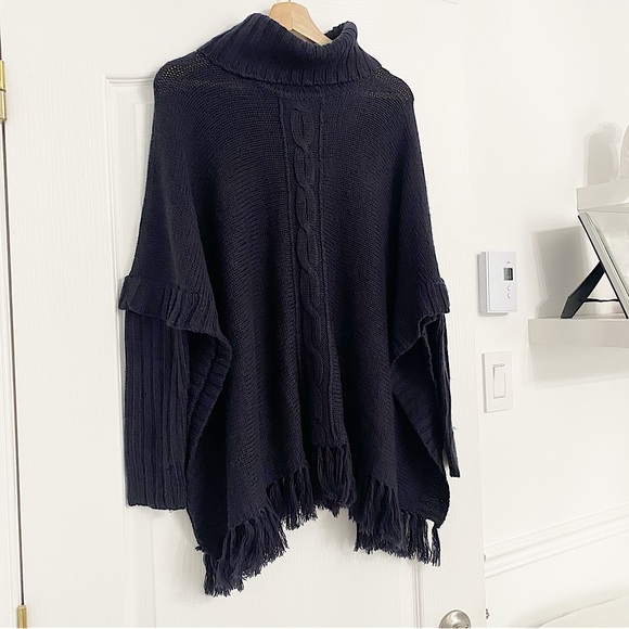 ARDENE | Black Cable knit fringed oversized shawl - Picture 2 of 9